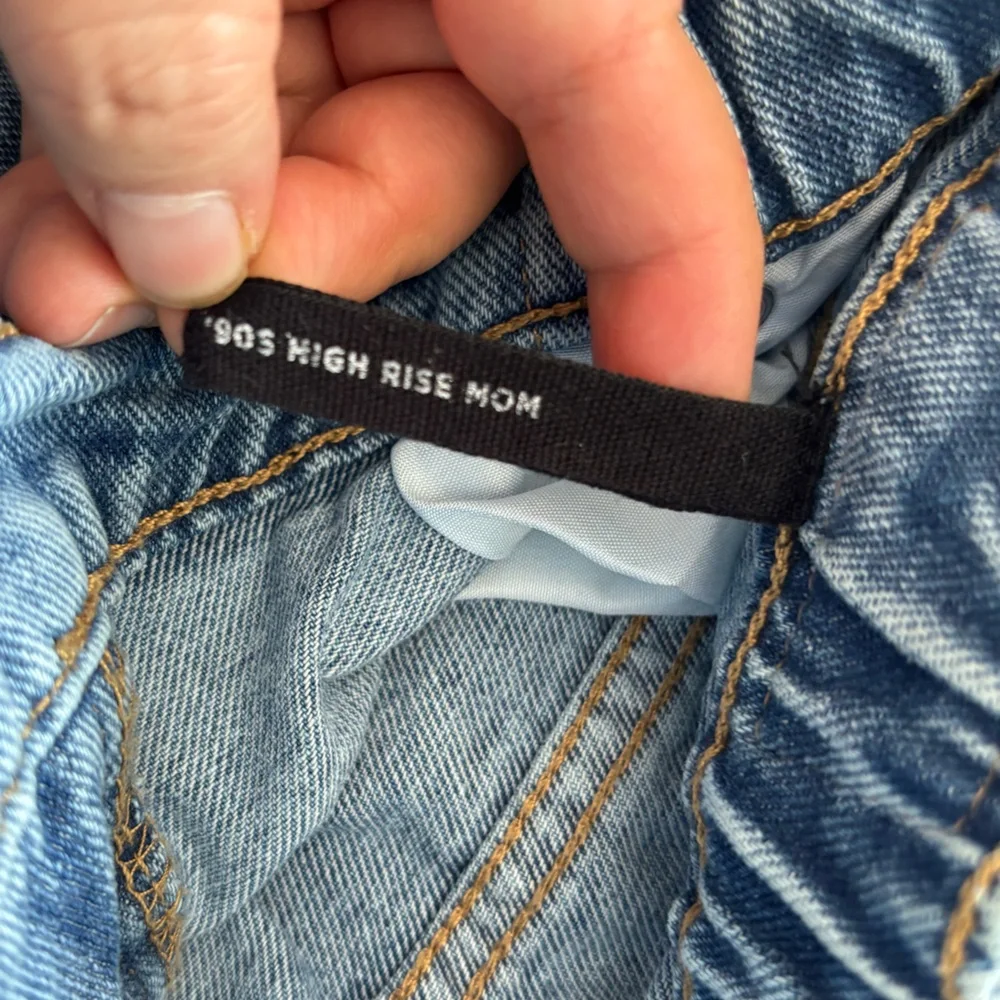 🚨4X$25🚨 Two-Tone Blue Mom Jeans - Picture 3 of 5